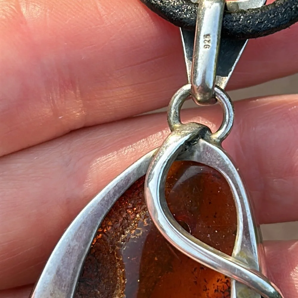 Amber pendant with leather necklace - Picture 12 of 14